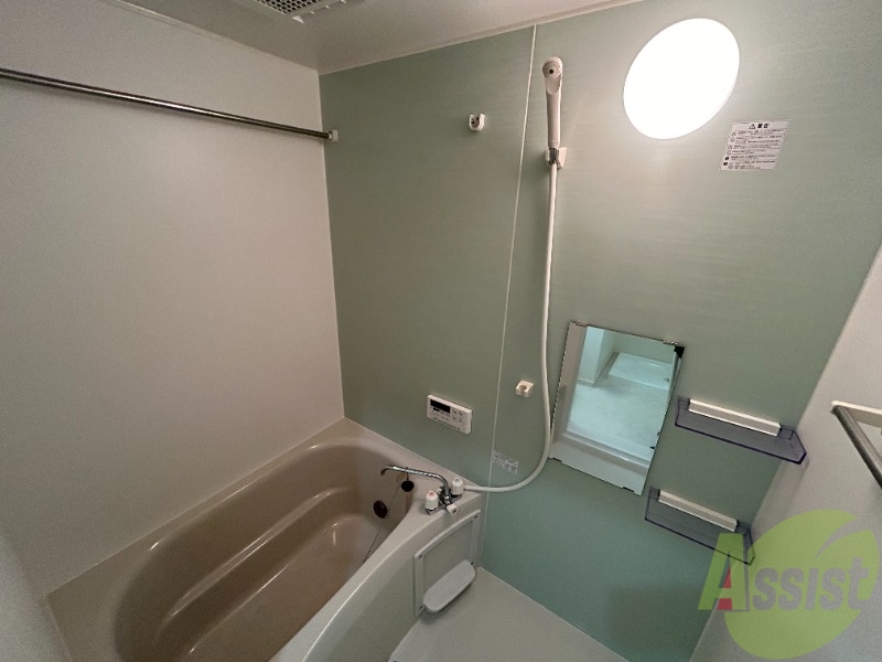 バス・シャワールーム　落ち着いたデザインの浴室。ゆったりできそうです。