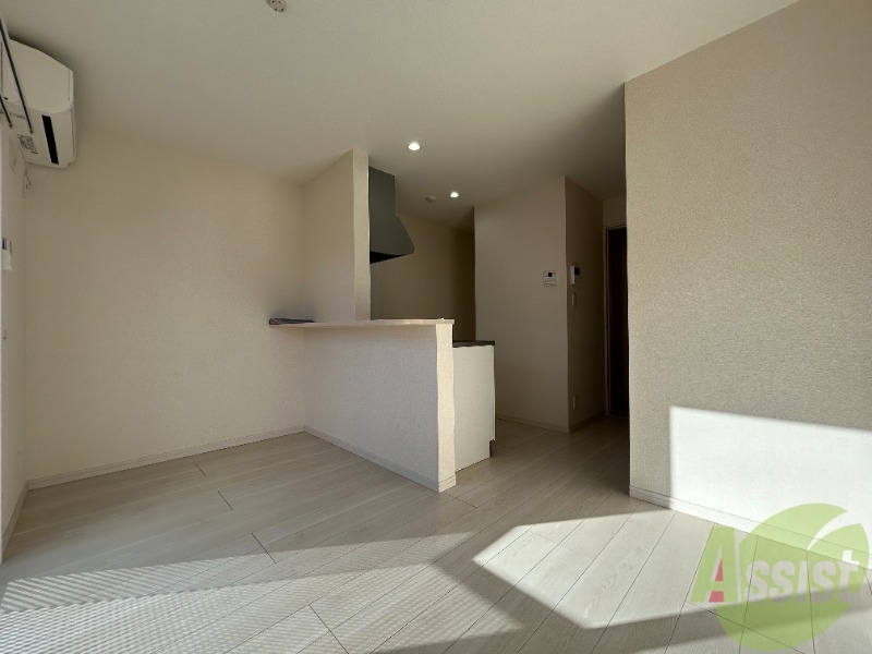 居室・リビング　８帖のＬＤＫです。広々としてきれいですね。