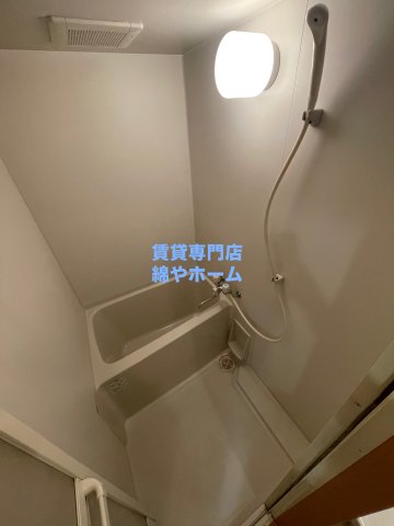 バス・シャワールーム　コンパクトで使いやすいお風呂です