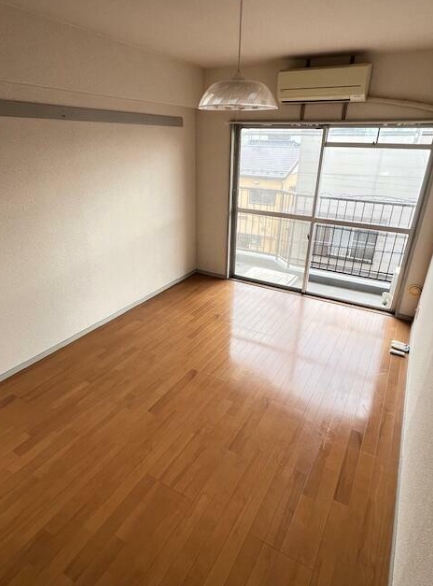 居室・リビング　2階以上・南向きで明るい室内☆