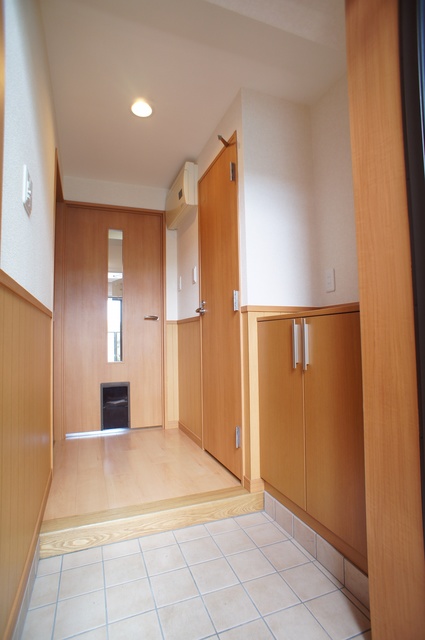 玄関　ペット用の出入り口もあります♪