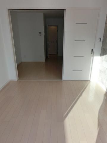 居室・リビング　バルコニーから見た居室