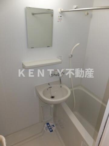 バス・シャワールーム　コンパクトで使いやすいお風呂です