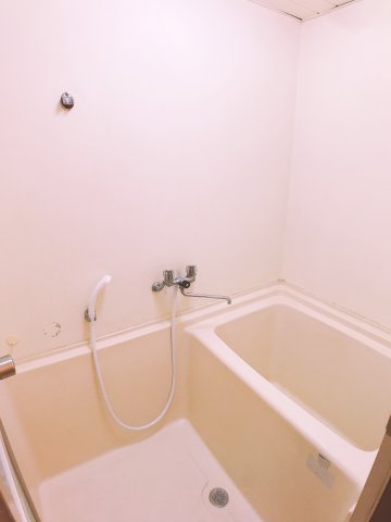 バス・シャワールーム　コンパクトで使いやすいお風呂です