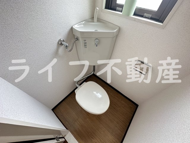 トイレ　落ち着いた色調のトイレです