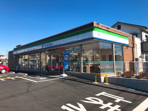 コンビニ　ファミリーマート飯能加治小学校前店（コンビニ）まで832m