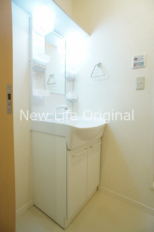 洗面設備　広々とした洗面台にシャワー付ノズルもついて、忙しい朝でもラク