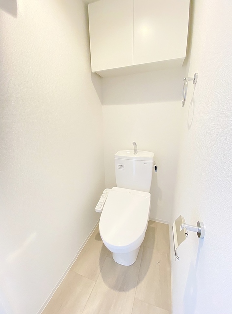 トイレ　トイレ収納・暖房便座付きシャワートイレ