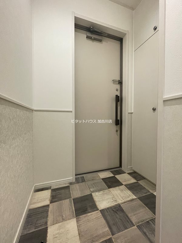 玄関　写真はB208号室