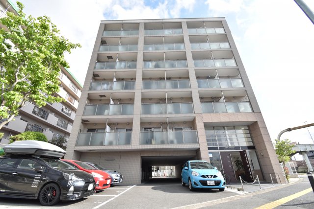 建物外観　桂川駅徒歩9分。防犯カメラとオートロック完備のRC造マンショ