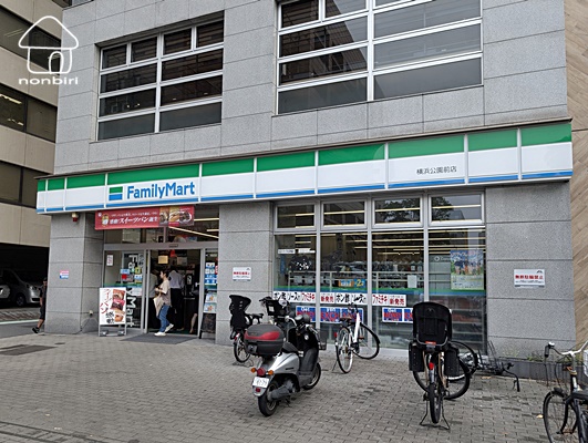 コンビニ　ファミリーマート横浜公園前店（コンビニ）まで291m
