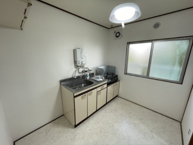 キッチン　別部屋同一間取りのお写真となります。