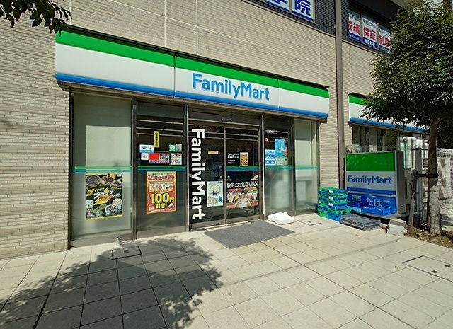 コンビニ　ファミリーマート黄金町駅北店（コンビニ）まで150m