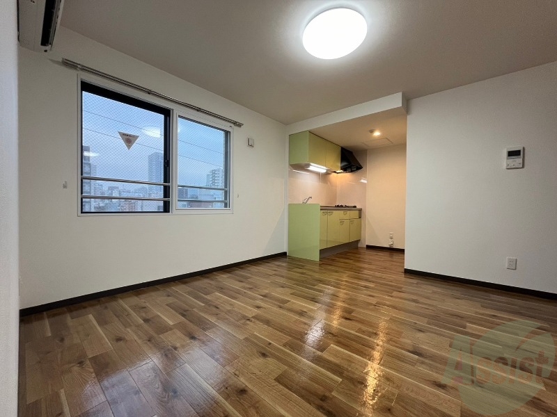 居室・リビング　木目のフローリングは落ち着きのある印象のお部屋になりますね。