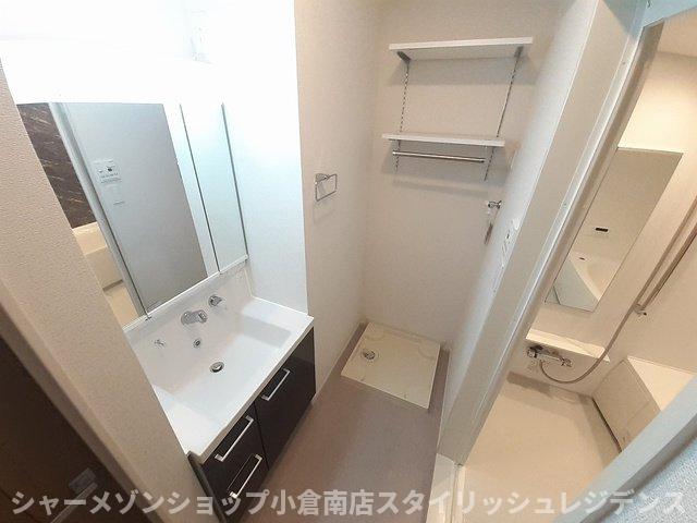 洗面設備　ゆったりとスペースのある洗面所