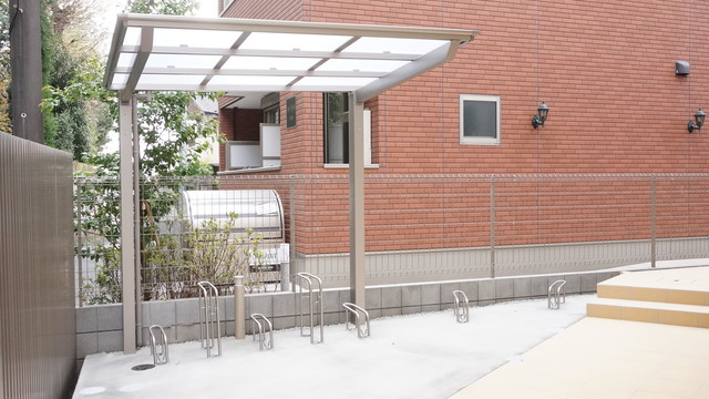 その他共有部分　雨の日でも安心して止められる屋根付の駐輪場です☆