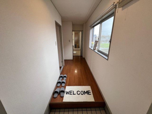 玄関　開口部が多くて明るい玄関