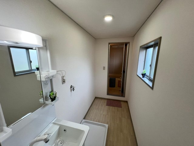 その他　洗面台から風呂場