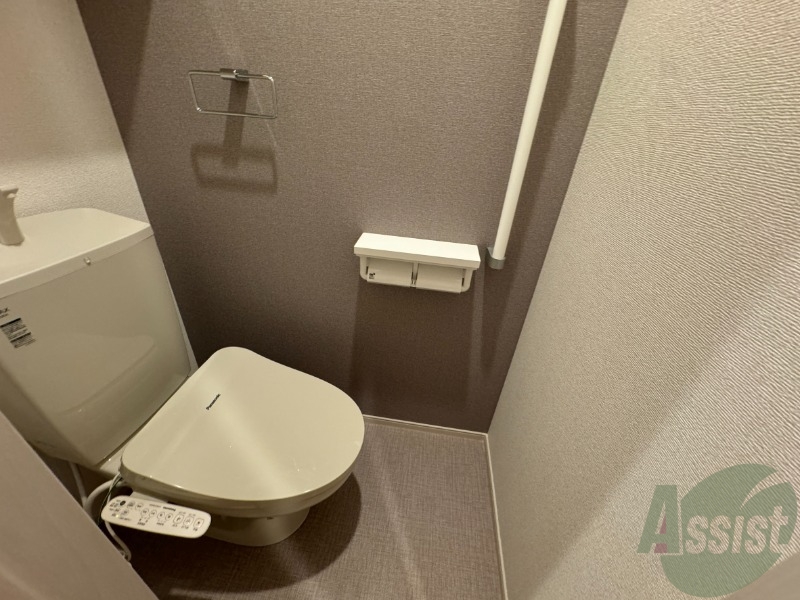 トイレ　トイレはウォシュレット機能付きです。安心して使用できますね。