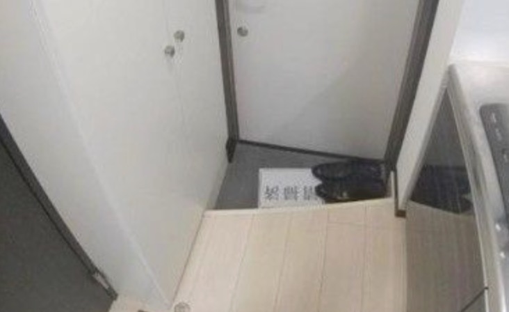 レーヴ・WARABIの玄関写真