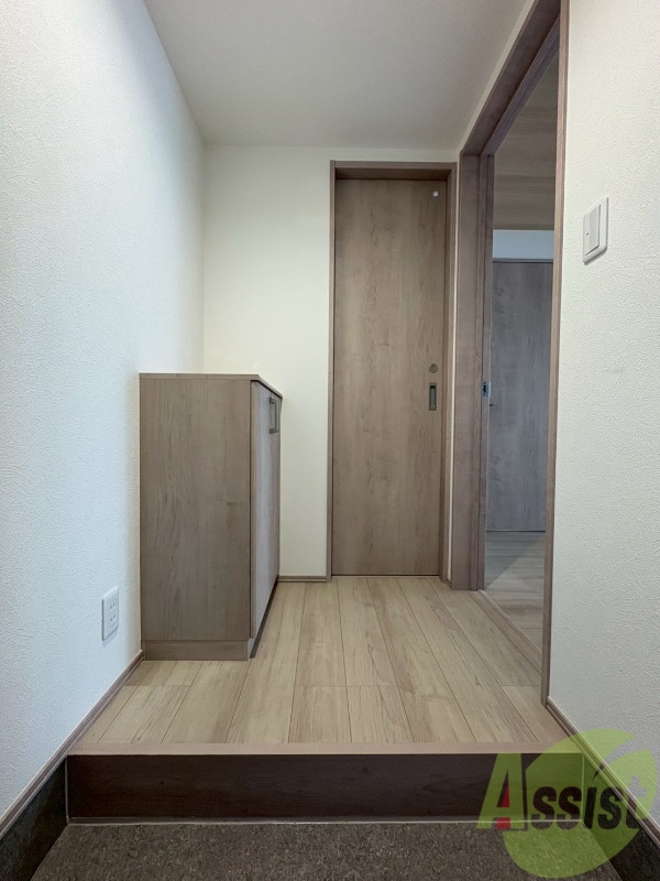 玄関　こちらは玄関になります。照明設備もございます。