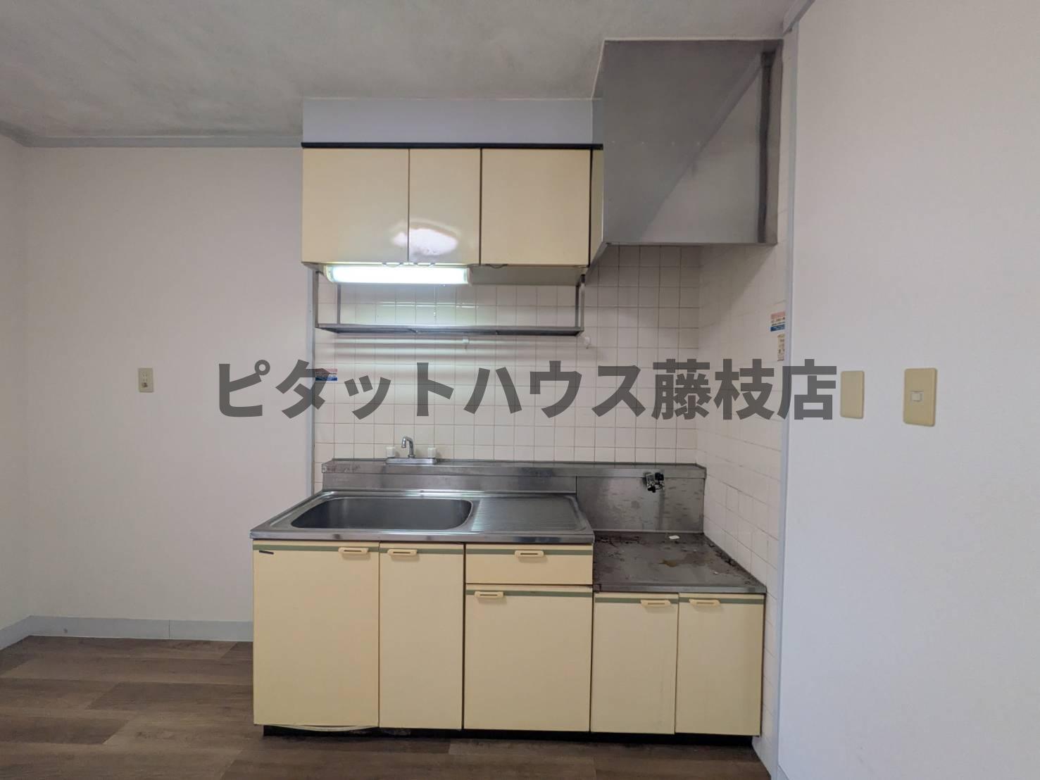 ＪＲ東海道本線 西焼津駅 バス乗車時間：11分 最寄りバス停で下車 徒歩3分 3階建 築44年のキッチン写真