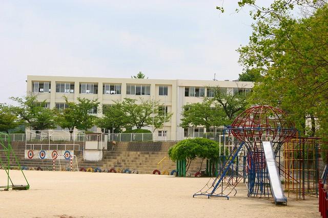 小学校　生駒市立生駒小学校（小学校）まで891m