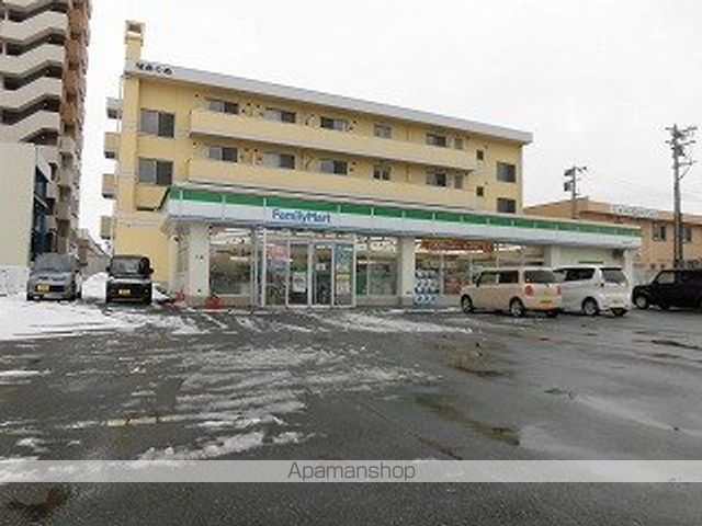 コンビニ　ファミリーマート（コンビニ）まで589m