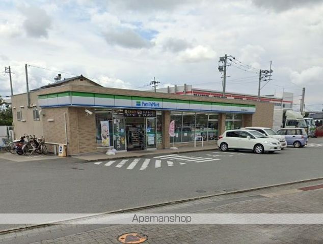 コンビニ　ファミリーマート（コンビニ）まで822m