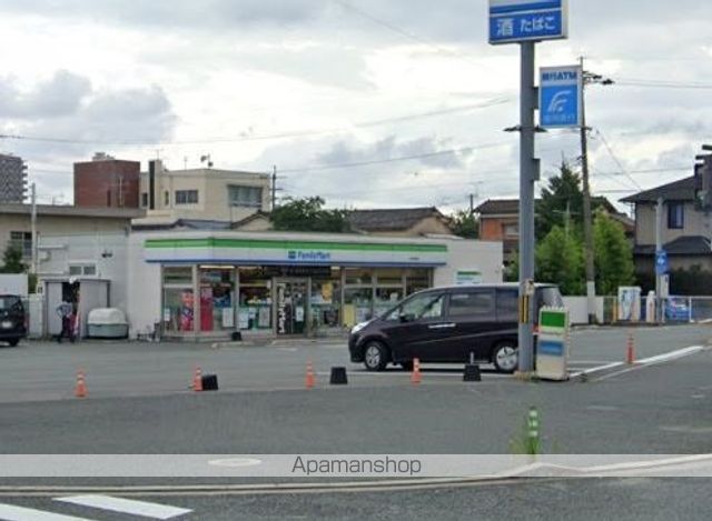 コンビニ　ファミリーマート（コンビニ）まで758m