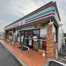 コンビニ　セブンイレブン 新倉敷駅前3丁目店（コンビニ）まで492m