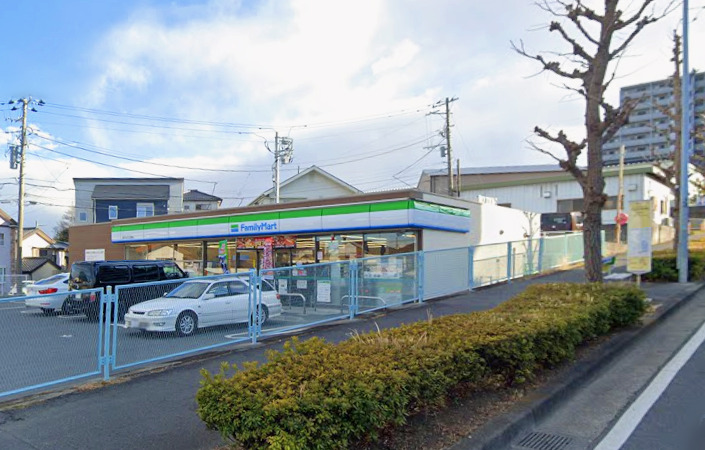 コンビニ　ファミリーマート（コンビニ）まで701m