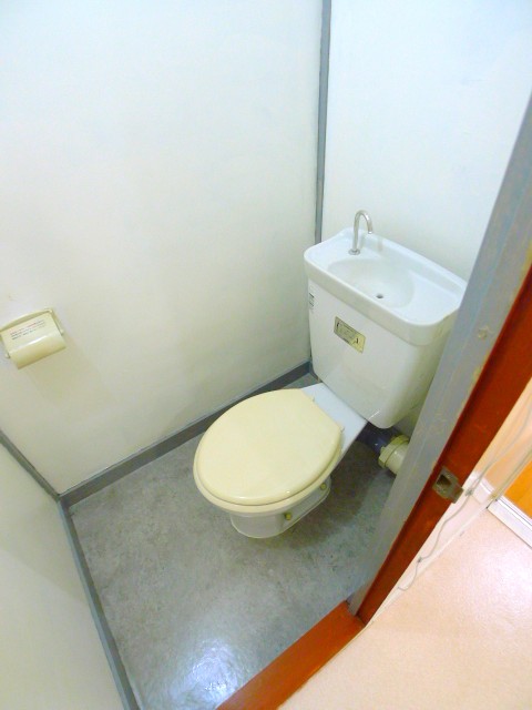 地下鉄桜通線 車道駅 徒歩5分 6階建 築50年のトイレ写真