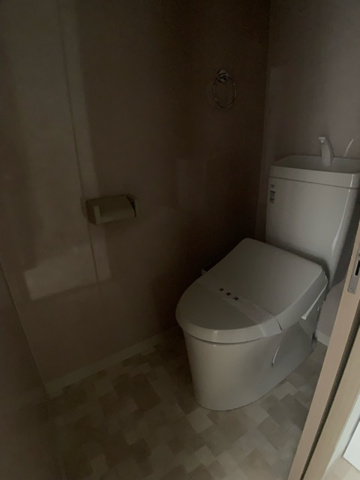 トイレ　温水洗浄便座付きのトイレです♪