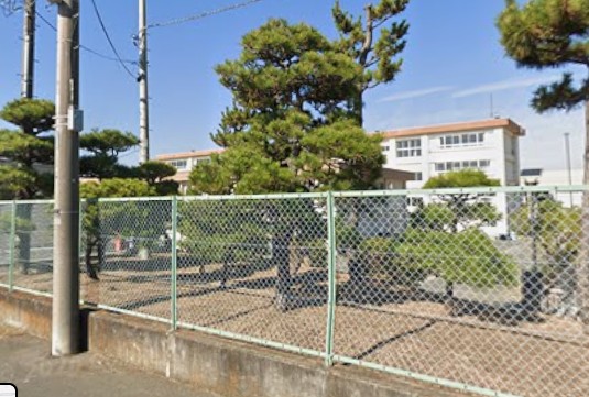 中学校　茅ヶ崎市立松林中学校（中学校）まで876m