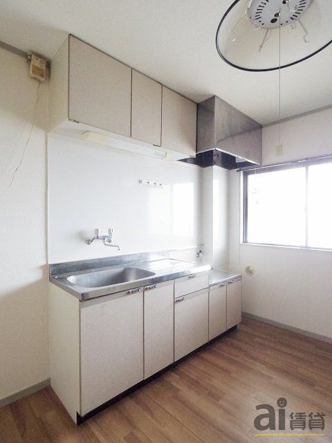 西武新宿線 新所沢駅 徒歩7分 3階建 築39年のキッチン写真