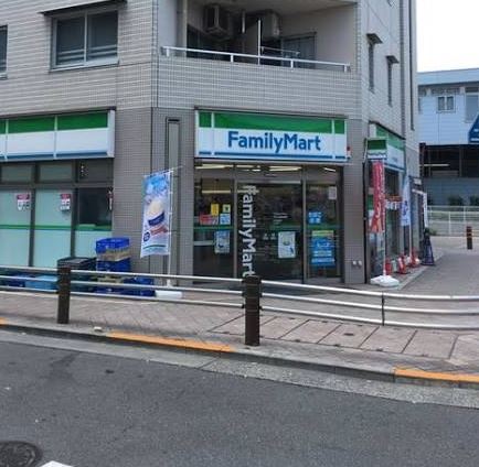 コンビニ　ファミリーマート芦花公園駅南店（コンビニ）まで105m