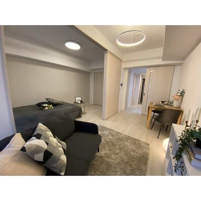 居室・リビング　モデルルームです。家具・調度品等は実際の賃貸住居 には含ま…