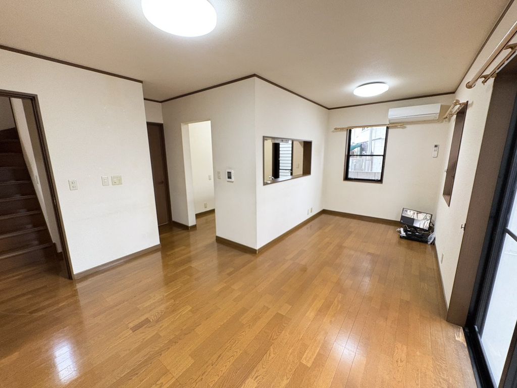 青山北3丁目戸建の居間写真
