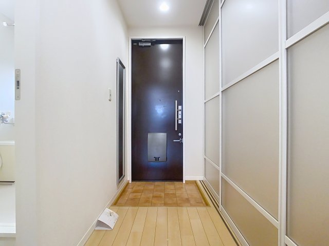 玄関　掲載写真は同型モデルを掲載しており実際のお部屋と仕様等が異な