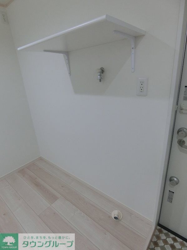 その他　洗濯機置き場は便利な棚付き！