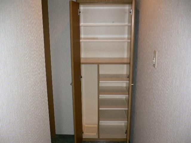 収納　玄関からの…★