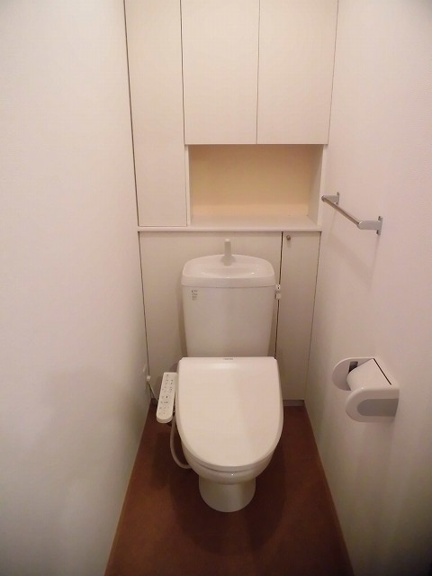トイレ　温水洗浄便座機能付と収納棚があります。