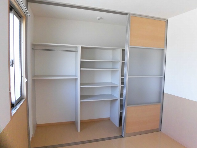 収納　北側8.3帖洋室の収納。クローゼットと収納棚付き