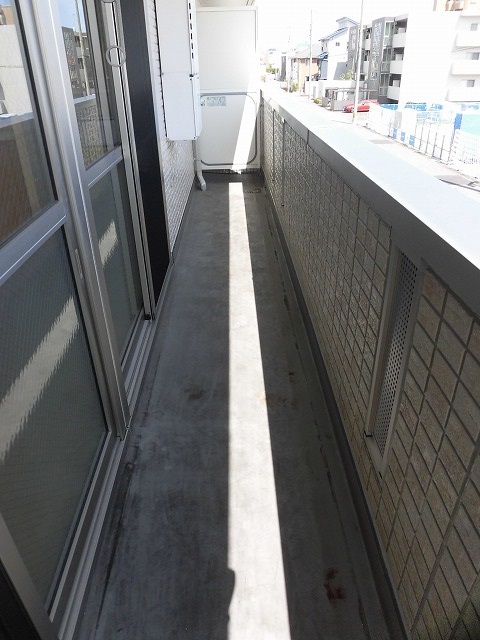 バルコニー　南向きで明るいバルコニーです