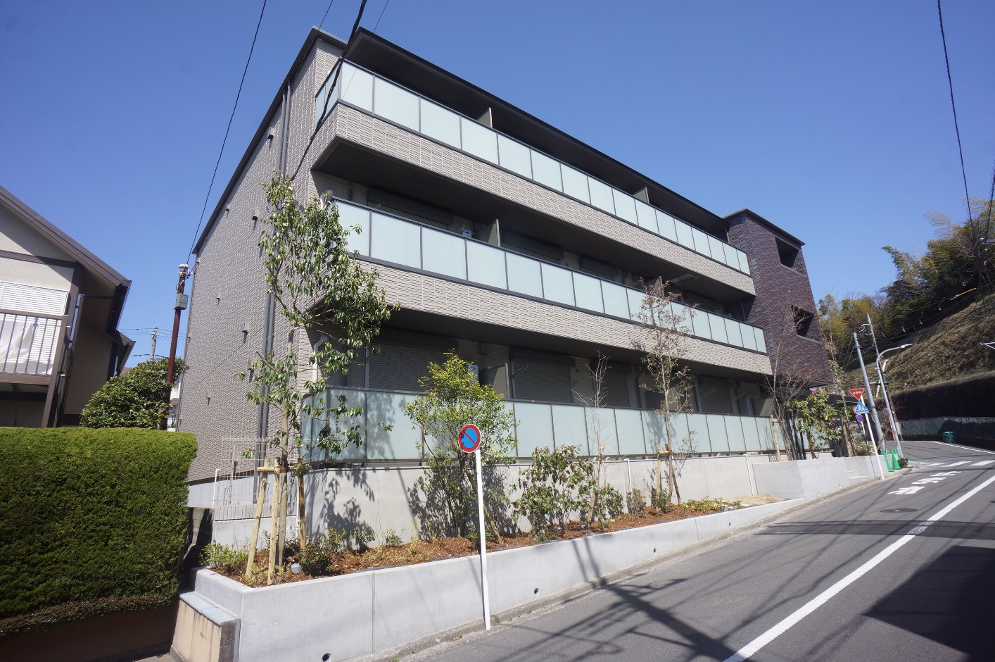 建物外観　南向き・南側道路の為日当り良好！