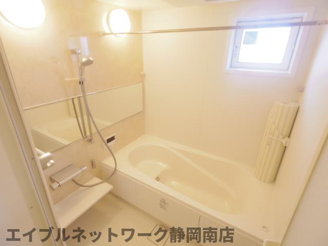 バス・シャワールーム　落ち着いた空間のお風呂です