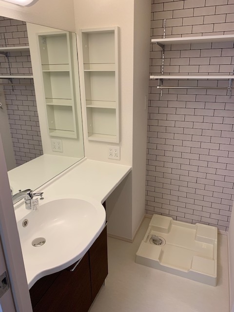 洗面設備　鏡の大きいカウンタータイプの洗髪洗面化粧台