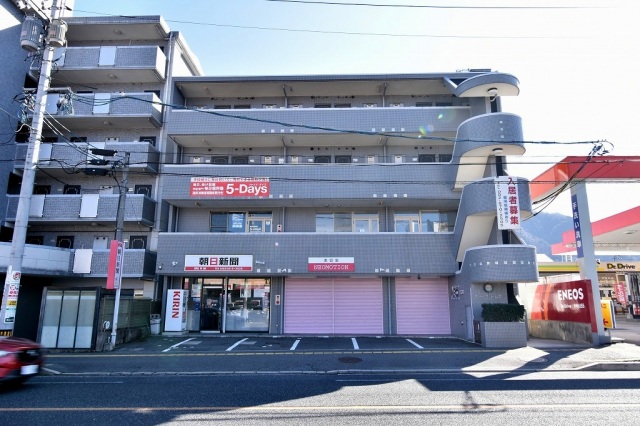 広島市安佐北区亀山のマンションの建物外観