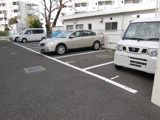 【八王子市小比企町のマンションの駐車場】